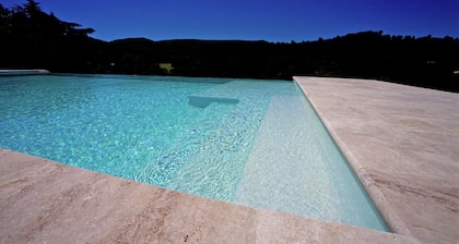 Villa in Provence with Infinity Pool