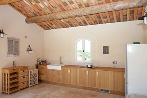 Een koelkast, een magnetron, een oven, een kookplaat