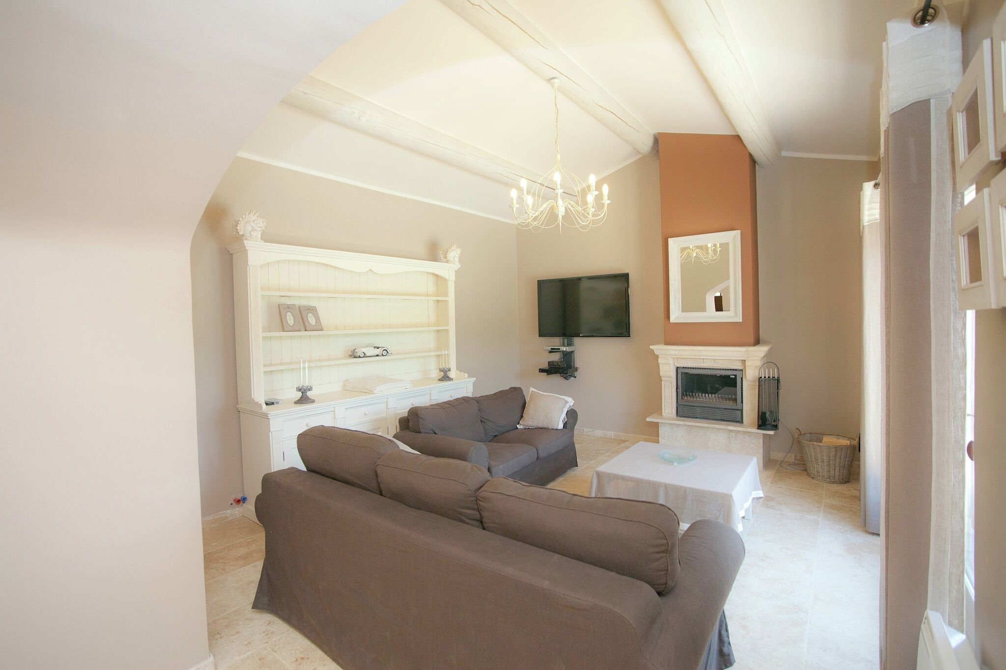 TV connectée, cheminée, lecteur de DVD, chaîne hi-fi