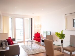 TV - Lincoln Court by Interhome (Canary Wharf)