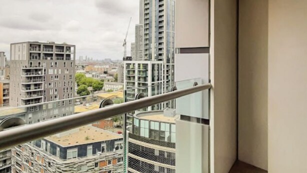 Un edificio moderno de gran altura, con balcones y ventanas amplias.