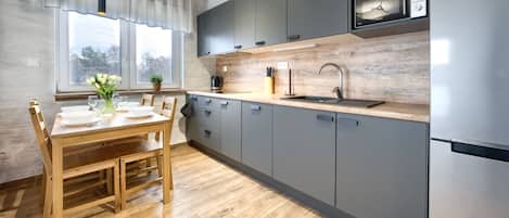 Apartment (6) | Private kitchenette | Fridge, stovetop, electric kettle, cookware/dishes/utensils
