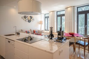 Interior - TRULY PORTO - Beautiful apartment with balcony, pool and garden view located in downtown Porto (Porto)