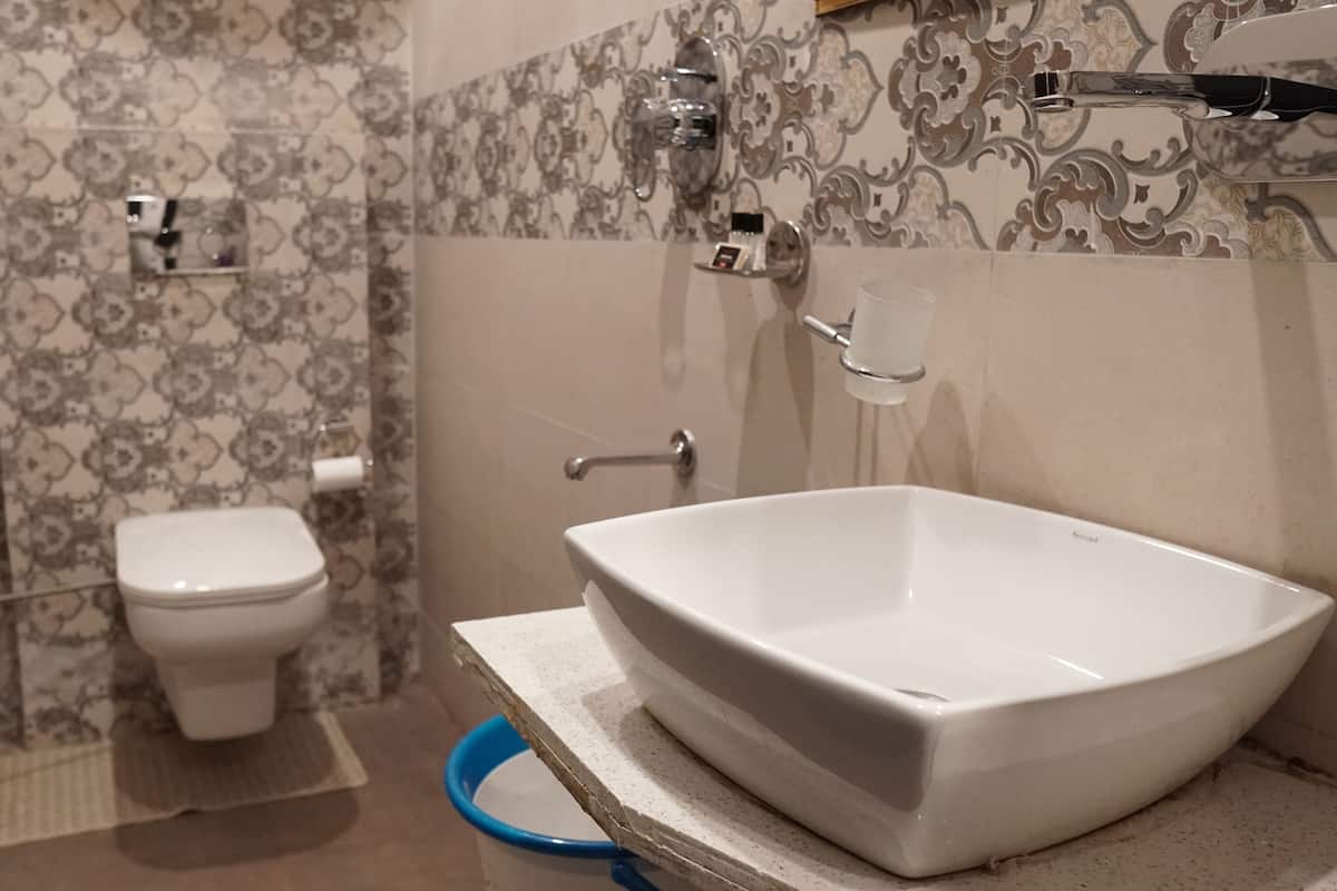 Habitación estándar, no fumadores | Baño | Ducha, artículos de higiene personal de diseño, zapatillas y jabón