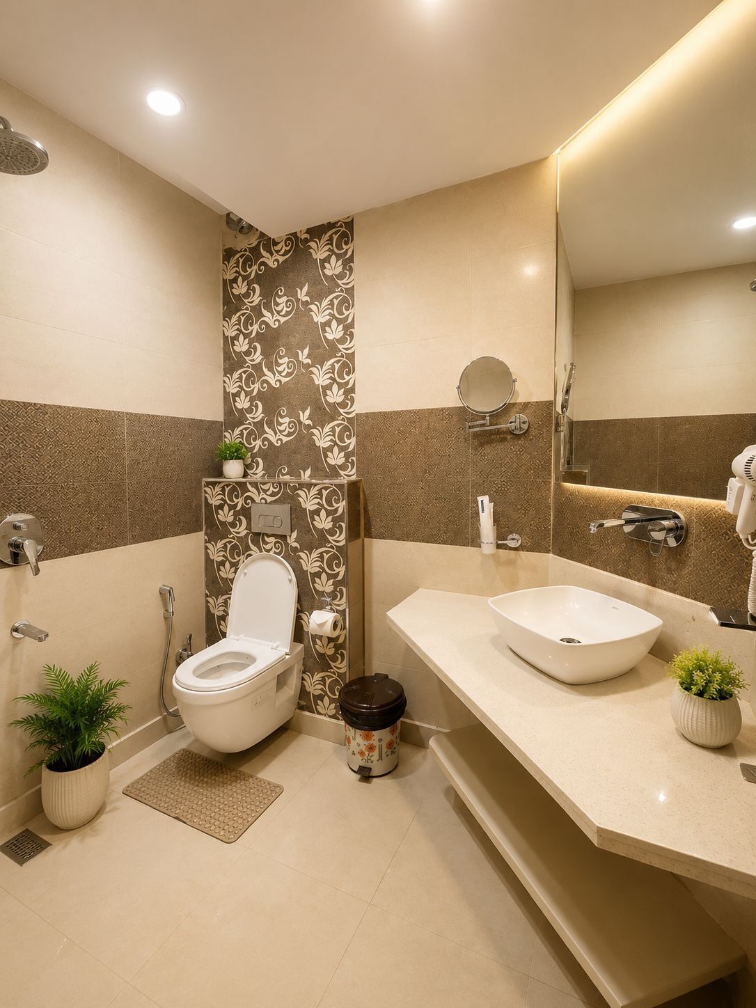 Un baño moderno con inodoro, bidé, lavamanos y espejo.