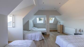 4 bedrooms, desk, iron/ironing board, WiFi
