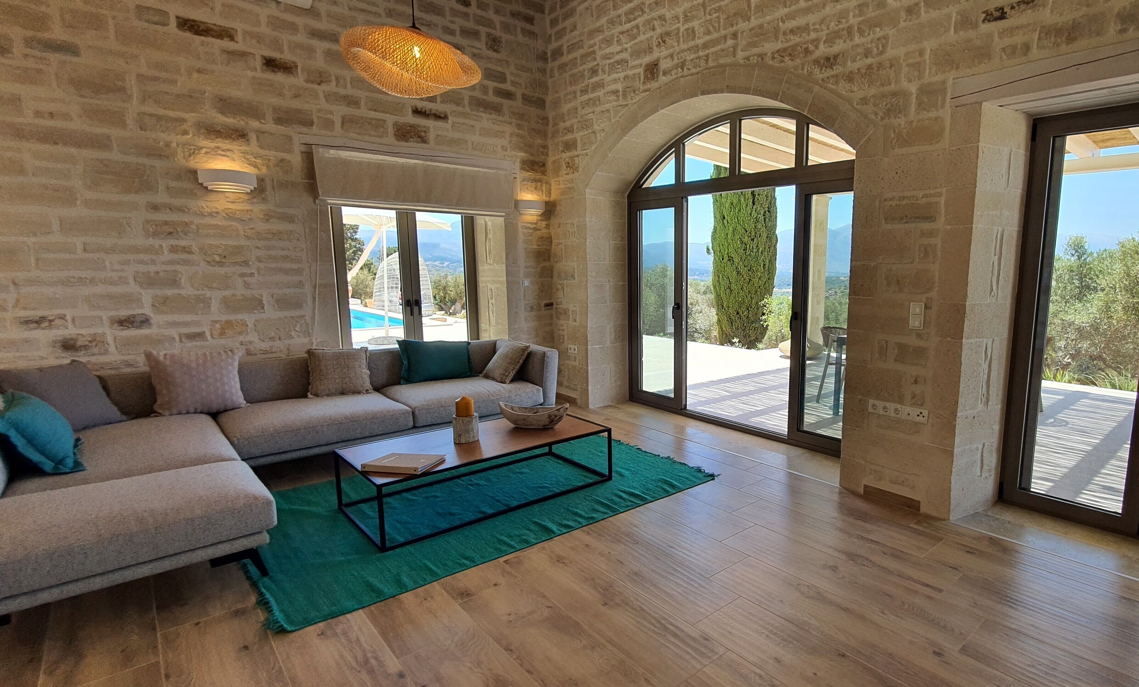 智能电视、壁炉、书、立体声音响