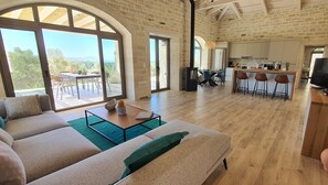 Smart-TV, Kamin, Bücher, Stereoanlage