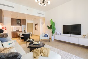 Departamento de lujo | Área de sala de estar | Smart TV de 55 pulgadas con canales por cable, televisión y Netflix