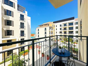 Luxury Apartment | Balcony - HiGuests - La Cote B2 (Dubai)