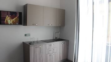 Frigorifero, microonde, piano cottura, macchina per tè/caffè