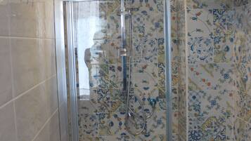 Regadera, bidet, toallas, jabón