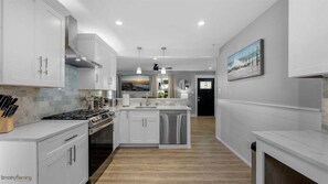 Refrigerador, horno, lavavajillas y cafetera y tetera 