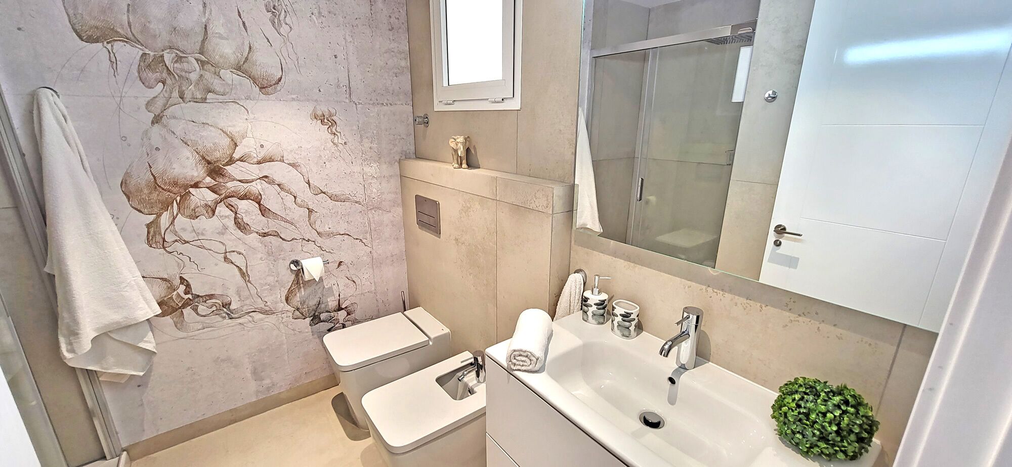 Douche, sèche-cheveux, bidet, serviettes fournies