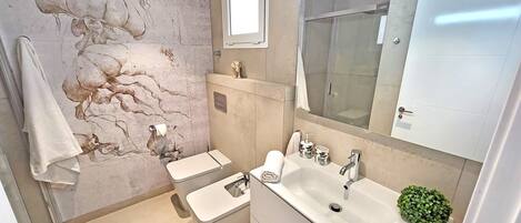 Douche, sèche-cheveux, bidet, serviettes fournies