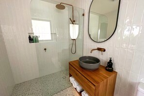 Dusche, Haartrockner, Handtücher, Seife