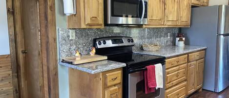 Køleskab, mikrobølgeovn, ovn, kogeplade