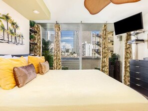 1 slaapkamer, een strijkplank/strijkijzer, wifi