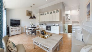 Apartment (12) | Private kitchenette | Fridge, stovetop, electric kettle, cookware/dishes/utensils - Apartamenty Sun & Snow Leśna (Hel)