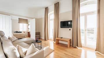 Family Suite | In-room safe, iron/ironing board, free WiFi