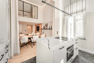 Caja de seguridad en la habitación y escritorio 