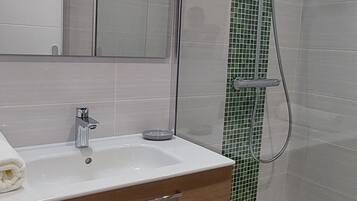 Shower, hair dryer, towels