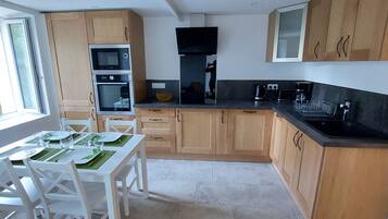 Een koelkast, een microgolfoven, een oven, een kookplaat