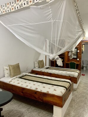 Escritorio, cortinas blackout y wifi gratis