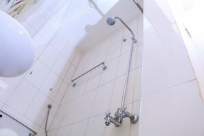 Rom – deluxe | Bad | Dusj, hårføner, badekåper og tøfler