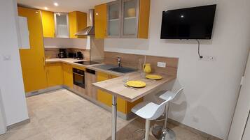 Een koelkast, een microgolfoven, een oven, een kookplaat