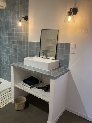 Bathtub, towels, toilet paper