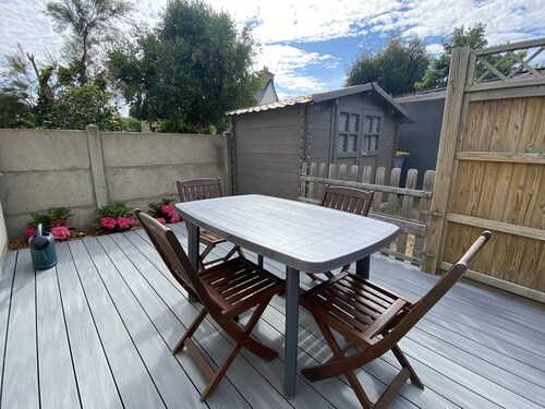 Fisherman's House with Terrace, 450m from Grève Blanche Beach in Trégastel