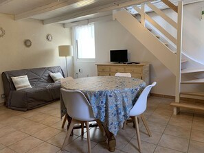 Dining - Fisherman's House with Terrace, 450m from Grève Blanche Beach in Trégastel (Trégastel)