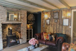 Ferienhaus, 2 Queen-Betten | Wohnzimmer | 30-Zoll-Fernseher mit Digitalempfang