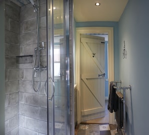 House, 2 Queen Beds | Bathroom | Shower, hair dryer, towels - Boutique Fisherman's Grade II Listed Cottage (Scarborough)