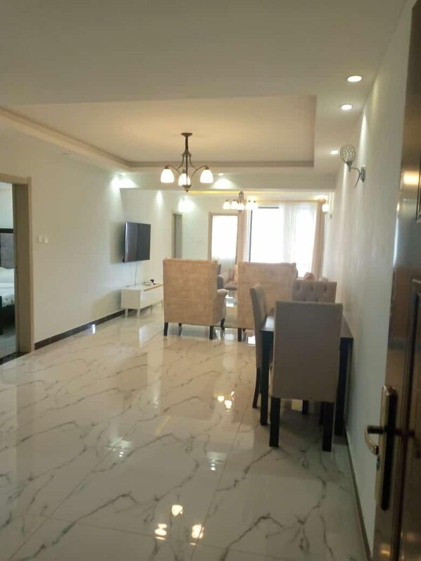 บิสซิเนสอพาร์ทเมนท์ | บริเวณนั่งเล่น | สมาร์ททีวี 14 นิ้ว พร้อมช่องดิจิตอล, ทีวี