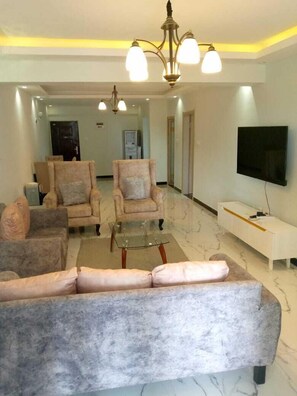 บิสซิเนสอพาร์ทเมนท์ | บริเวณนั่งเล่น | สมาร์ททีวี 14 นิ้ว พร้อมช่องดิจิตอล, ทีวี