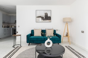 Apartamento | Área de estar | TV de tela plana 32 polegadas com canais a cabo, TV, Netflix