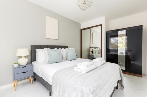 Luminous 2 Bed Balcony Flat in Islington