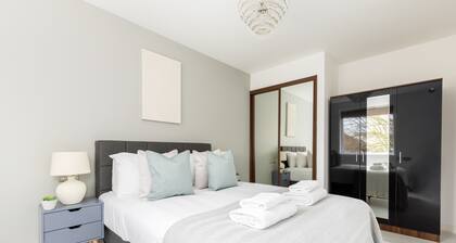 Luminous 2 Bed Balcony Flat in Islington