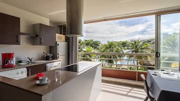 Coffee/tea maker, fridge, microwave, oven
