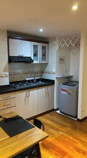Geladeira, micro-ondas, cooktop, mesas de jantar