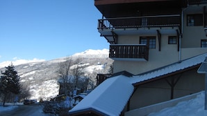 A multi-story building with a snow-covered roof and balconies. - Functional apartment in the center with balcony in La Plagne (La Plagne Montchavin Les Coches)