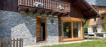 Chalet rénové spacieux près des commerces, à 200m du village et du lac, navette ski-bus gratuite