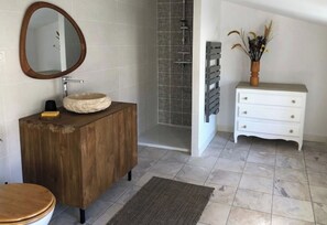 Badewanne, Haartrockner, Handtücher, Seife