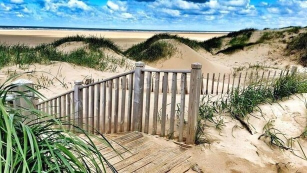 A wooden boardwalk leading to a beach with dunes and a clear sky. - Charming 1-bed Apartment in Lytham Saint Annes (Lytham St. Anne's)