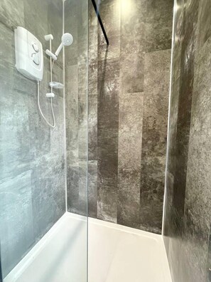 Departamento, 1 cama Queen size y sofá cama | Baño | Regadera, toallas, jabón 