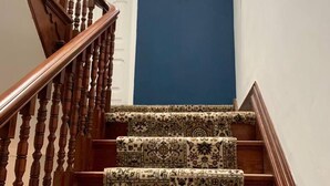 A staircase with wooden balusters and carpeted steps. - Charming 1-bed Apartment in Lytham Saint Annes (Lytham St. Anne's)