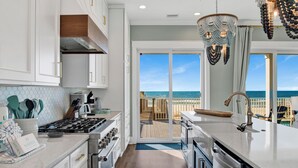 Una cocina con vista a la playa.