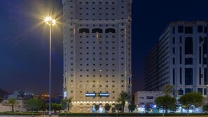 A tall hotel with multiple floors, a prominent entrance, and a well-lit facade. - Snood AL-Dana Hotel (Makkah)